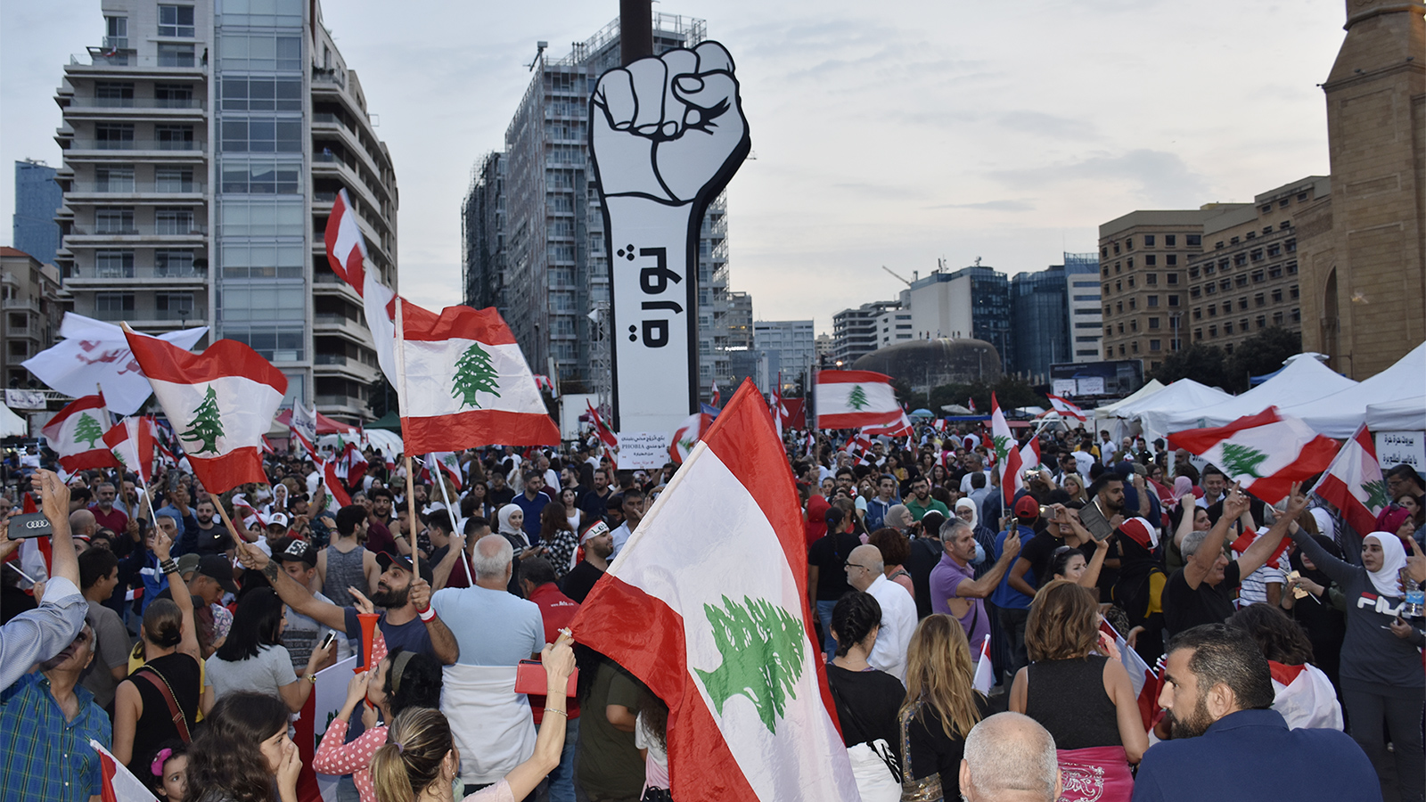 المتظاهرون عادوا إلى ساحات التظاهر المعتادة حاملين الأعلام اللبنانية ومرددين شعاراتهم (الجزيرة)
