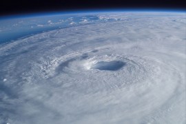 العاصفة المصحوبة برياح قوية وأمطار غزيرة وتتكون فوق المحيطات العاصفة الرعدية الإعصار القمعي الإعصار الحلزوني