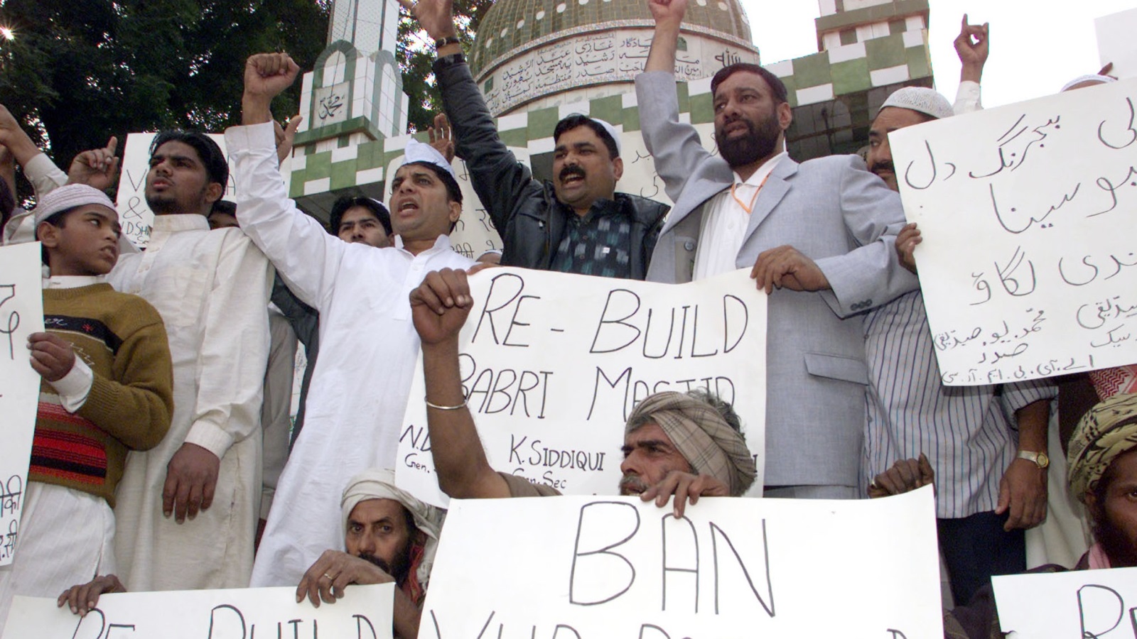 ‪المحكمة أغفلت وجهة نظر المسلمين الذي طالبوا بإعادة بناء مسجدهم الذي هدمه الهندوس‬ (رويترز)