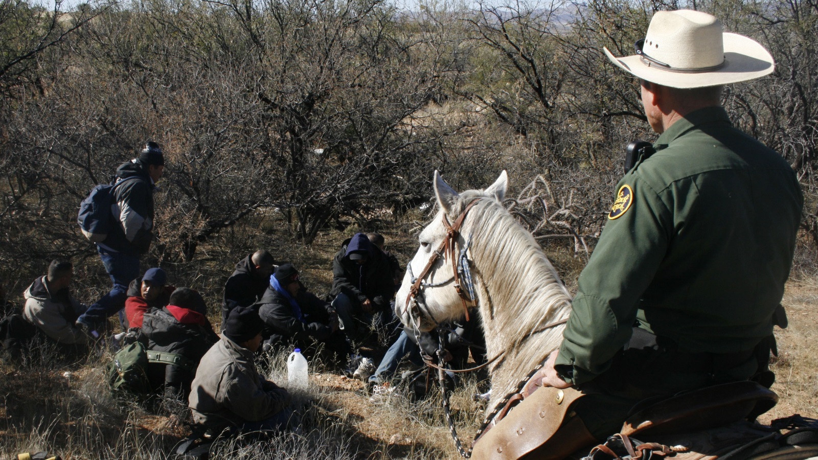 ‪قوات حرس حدود أميركية خلال محاصرة مهاجرين غير نظاميين قرب تكساس‬  (رويترز)