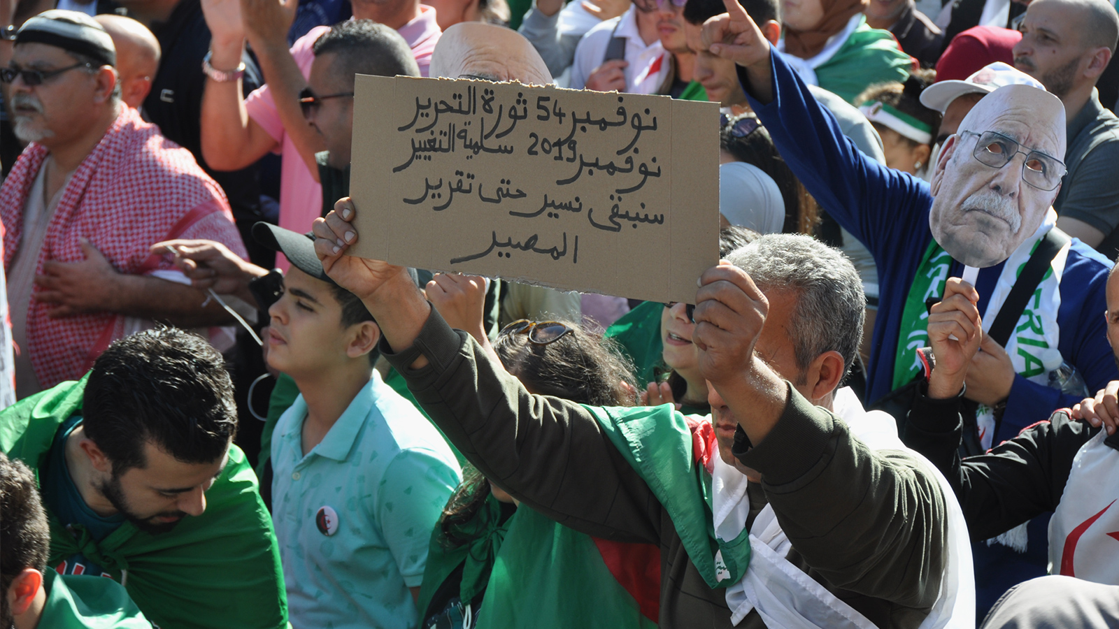 ‪أحد الشعارات التي رفعها المحتجون اليوم (الجزيرة‬ )
