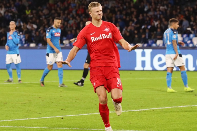 NAPLES, ITALY - NOVEMBER 05: Erling Braut Haaland of RB Salzburg celebrates after scoring the 0-1 goal during the UEFA Champions League group E match between SSC Napoli and RB Salzburg at Stadio San Paolo on November 05, 2019 in Naples, Italy. (Photo by Francesco Pecoraro/Getty Images)