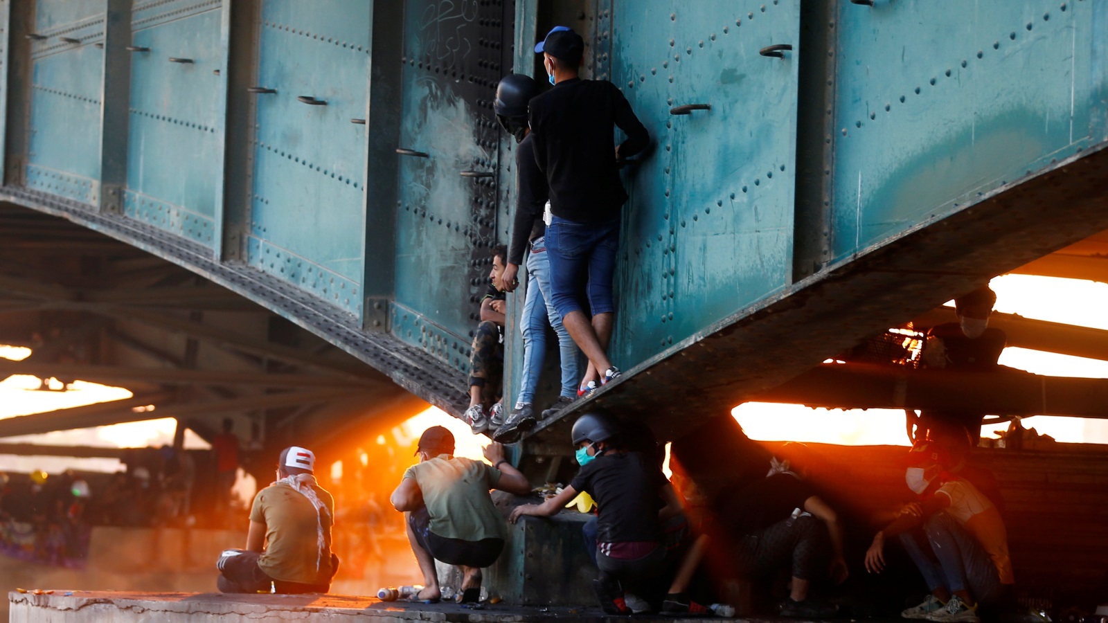 ‪متظاهرون عراقيون تحت جسر الجمهورية‬ (رويترز)