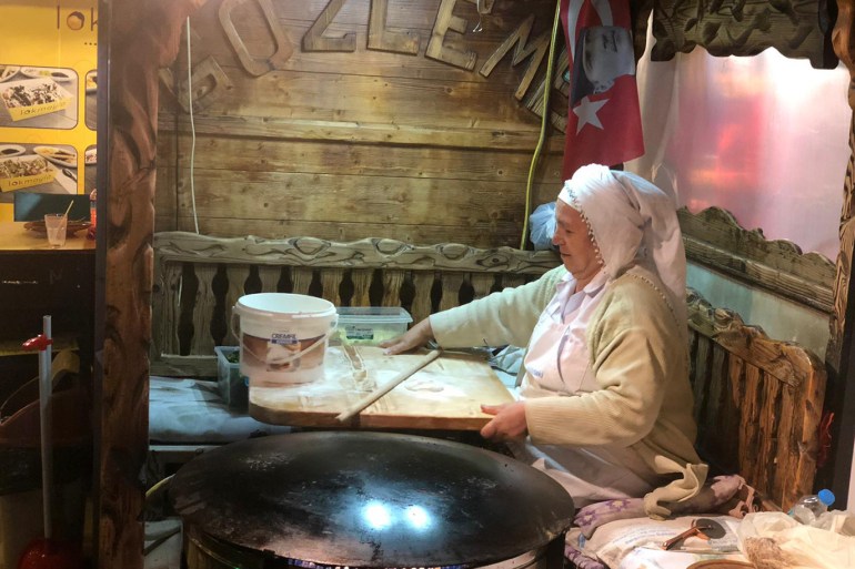 المطاعم التركية..لا غنى عن النساء ولو بلغن من العمر 100 عام