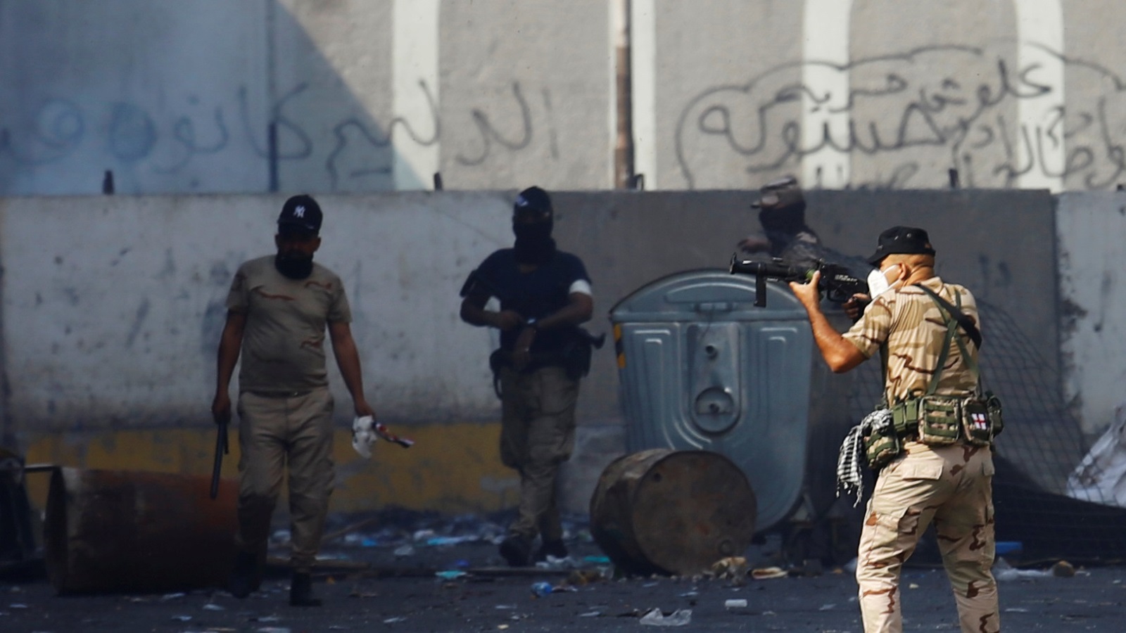 قوات الأمن العراقية استخدمت الرصاص والغازات المدمعة خلال مواجهتها للمظاهرات (رويترز)