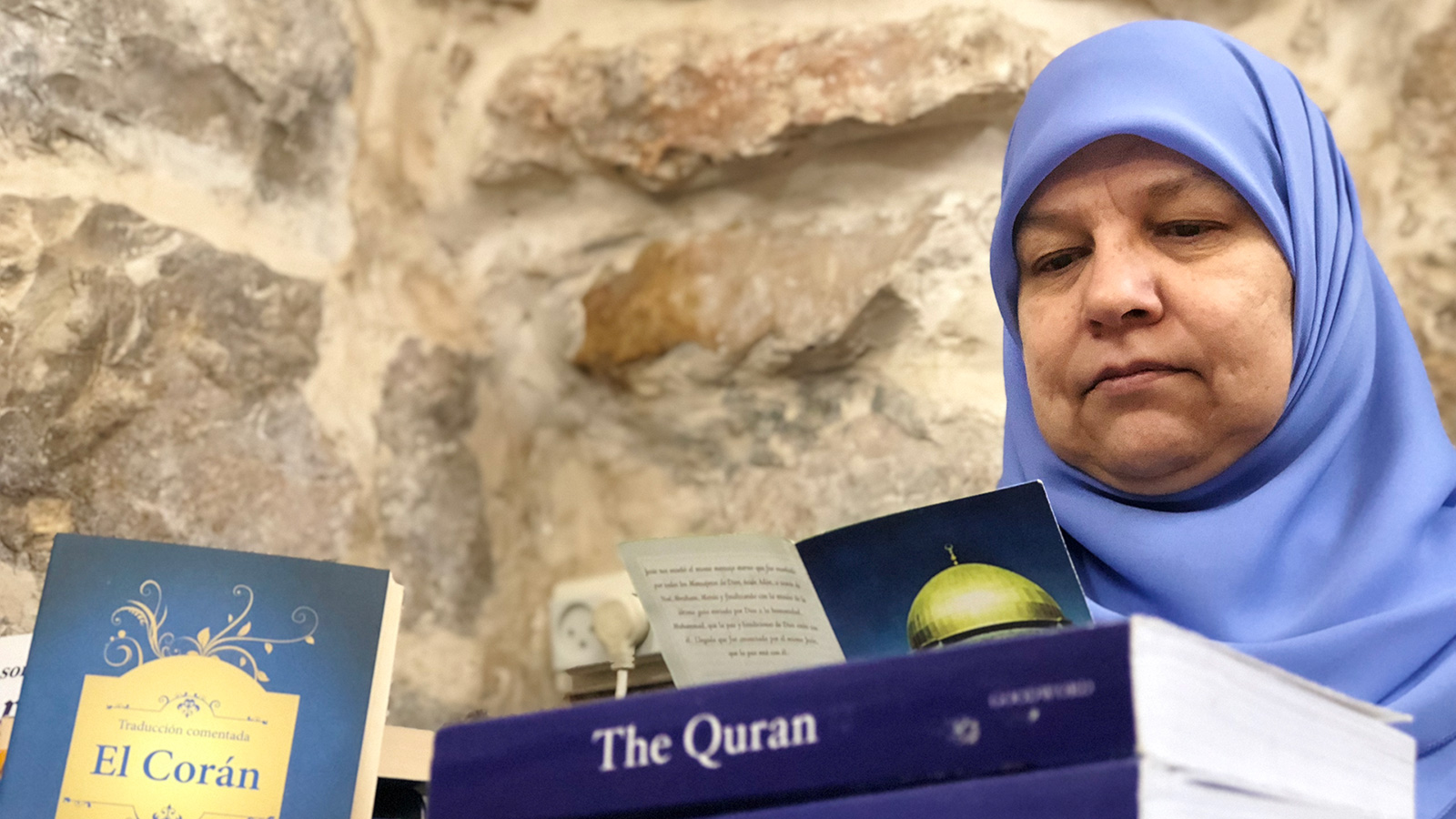 ‪ماريا أصبحت تعلم القرآن وأحكامه بعد أن كانت لا تتقن حرفا من العربية قبل قدومها لفلسطين‬  (الجزيرة نت)