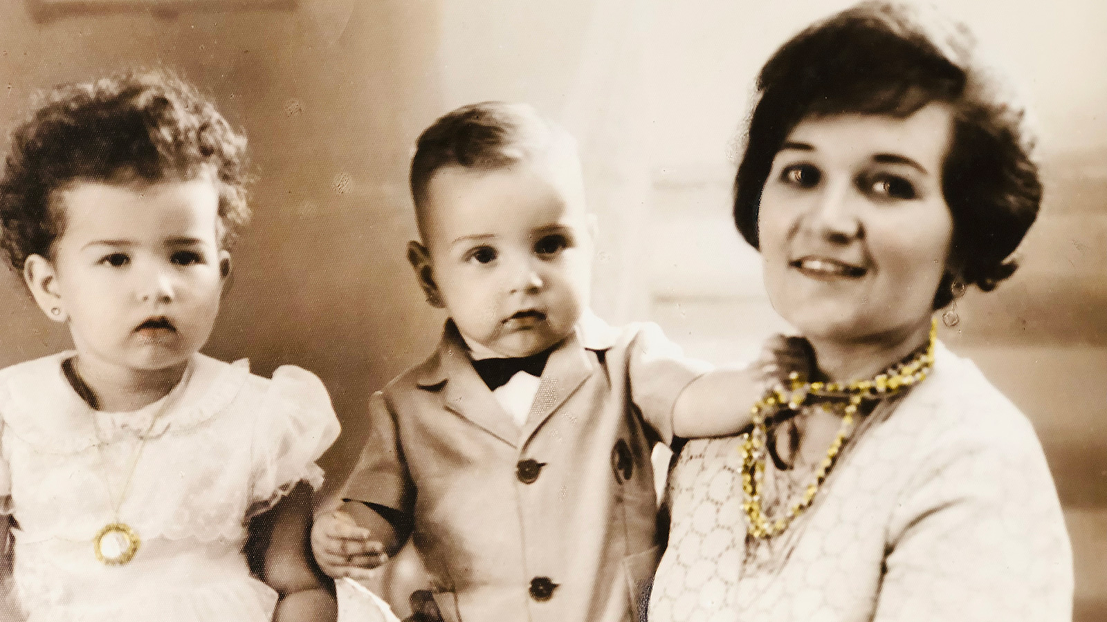 ‪من اليمين إيليدا توريز ونجلها يوسف وابنتها ماريا كلارا عام 1966‬ (الجزيرة نت)