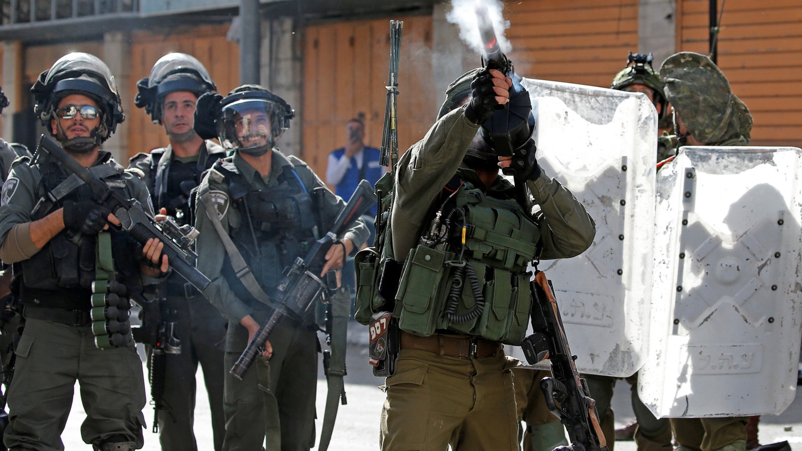‪قوات الاحتلال أطلقت قنابل الغاز المدمع والرصاص المطاطي على المتظاهرين الفلسطينيين‬  (رويترز)