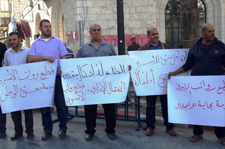 اعتصام الأسرى المحررون احتجاجا على قطع رواتب أكثر من ستين مناضلا محسوبين على حركة حماس.jpg