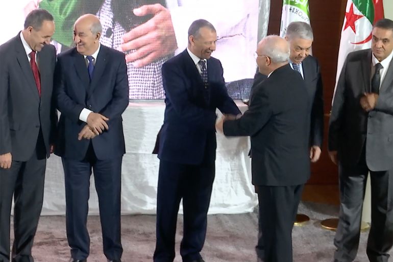 خمسة مترشحون لرئاسيات الجزائر يتنافسون في عرض برامجهم وسط رفض شعبي (الجزيرة)