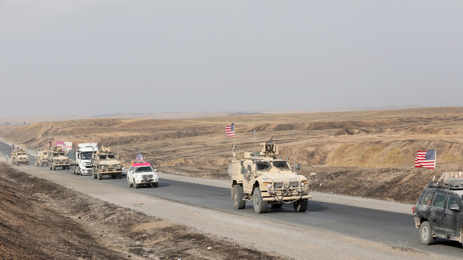 ‪(الأناضول)‬ جنود أميركيون ينسحبون من سوريا نحو العراق 