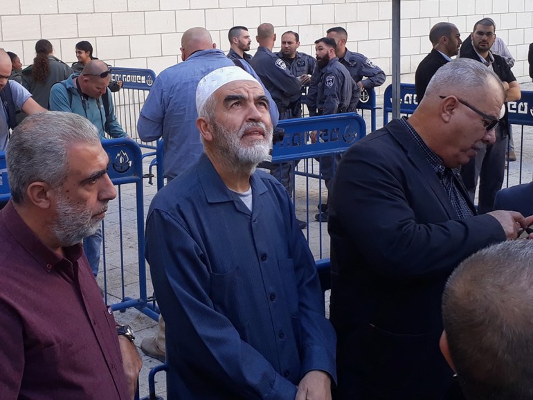 صورة 1 الشيخ رائد صلاح وبجانبه الشيخ كمال خطيب قبل الدخول لقاعة المحكمة.