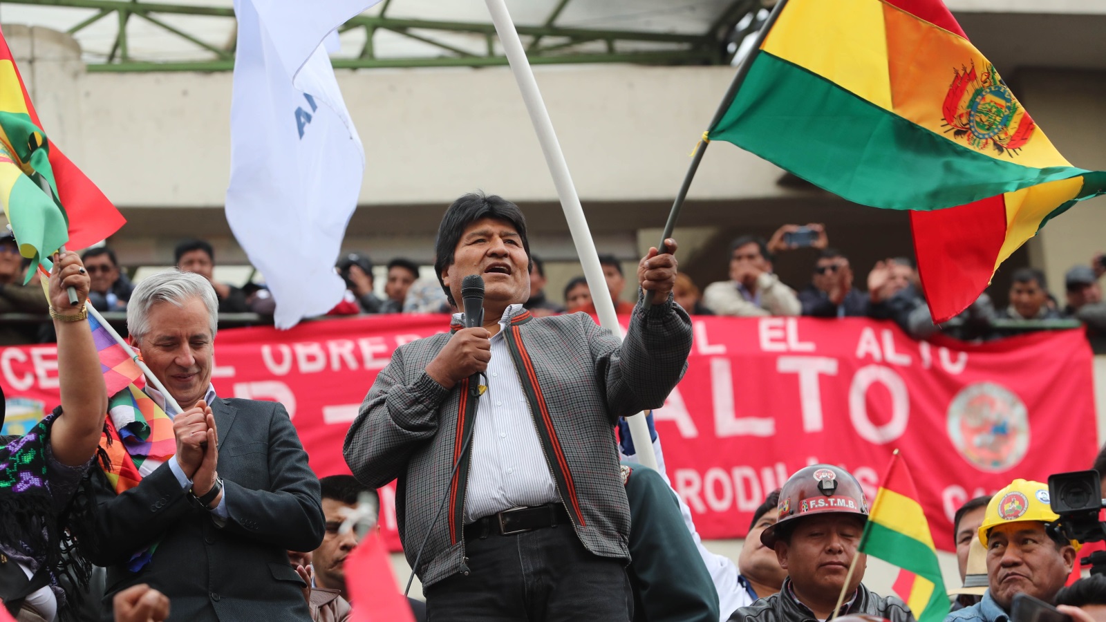 ‪موراليس يلقي كلمة خلال مسيرة مؤيدة له في العاصمة لاباز‬ موراليس يلقي كلمة خلال مسيرة مؤيدة له في العاصمة لاباز (الأوروبية)