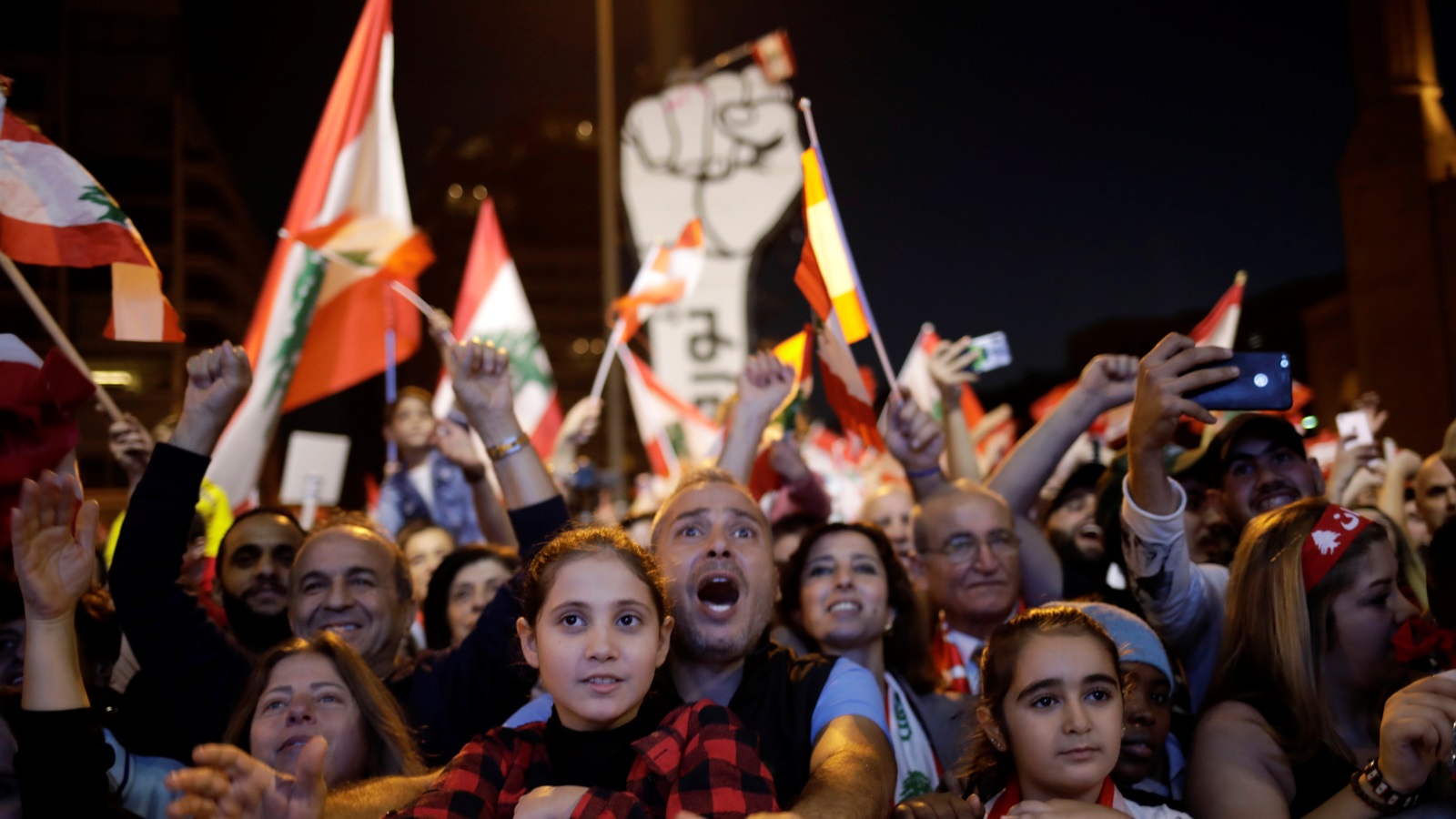 ‪لبنان يشهد منذ 17 أكتوبر/تشرين الأول تظاهرات شعبية غير مسبوقة‬ (رويترز)