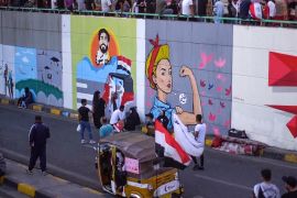 متظاهرون يزينون نفق التحرير في بغداد بلوحات ثورية