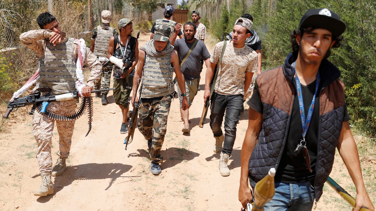 ‪(رويترز)‬ قوات تابعة لحكومة الوفاق بضواحي طرابلس