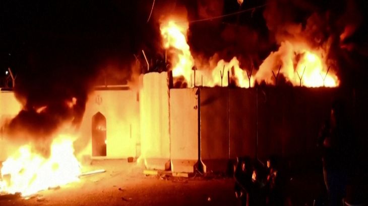 محتجون يضرمون النار في القنصلية الإيرانية في النجف
