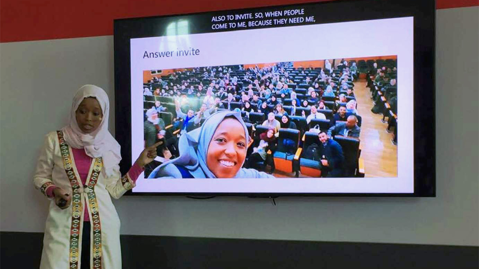 ‪فاطمة الزهراء بن حميدة أثناء حديثها عن مشوارها في فعالية مايكروسوفت عام 2019‬ (مواقع التواصل)