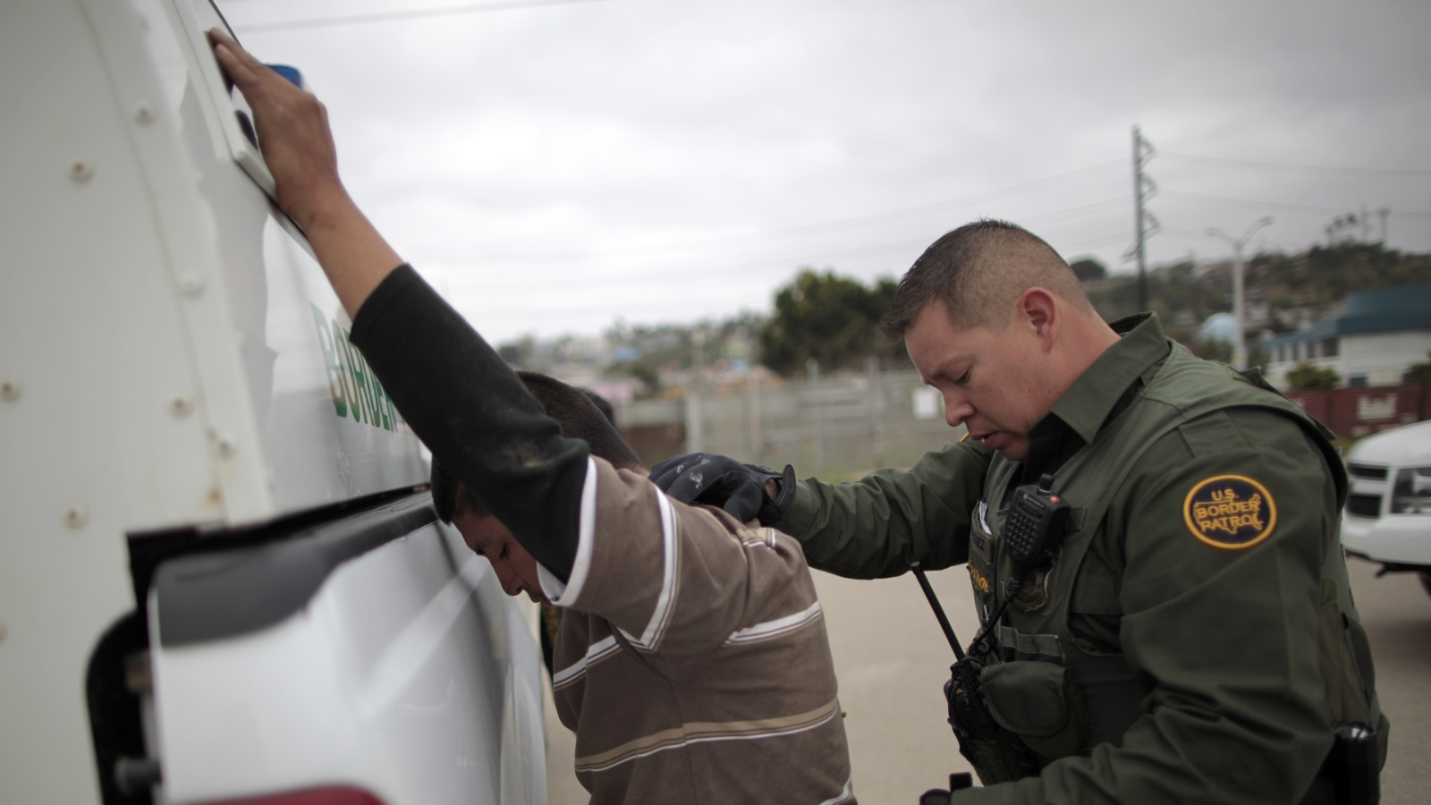 ‪حرس حدود أميركي لدى اعتقال مهاجر غير نظامي قرب كاليفورنيا‬  (رويترز)