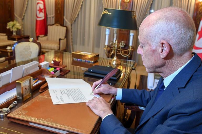 الرئيس التونسي يخط كتاب التكليف