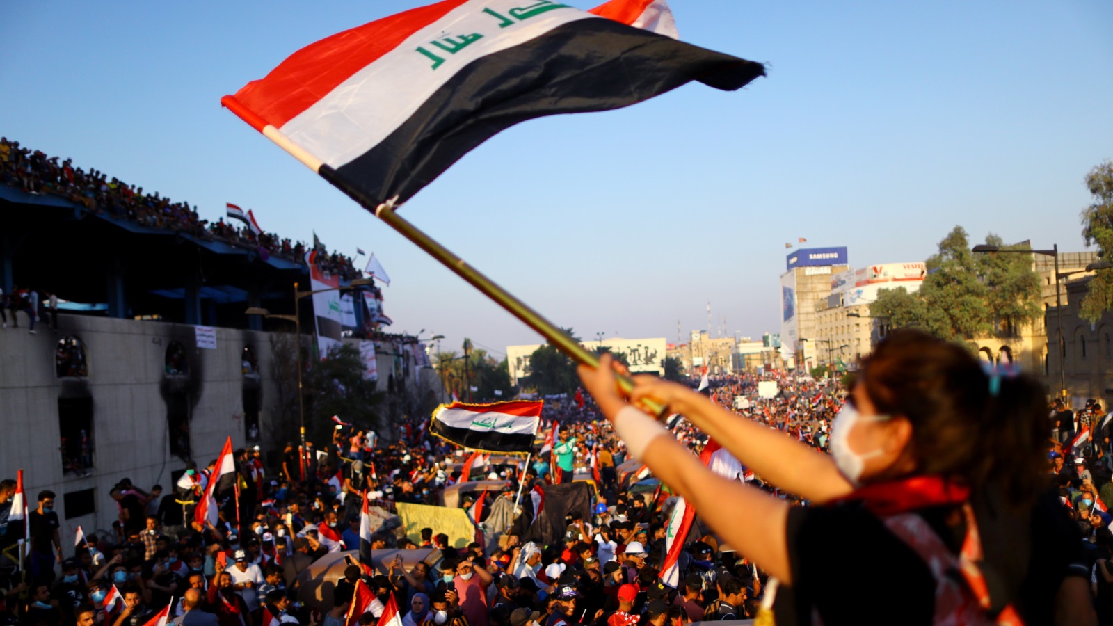حشود غير مسبوقة شهدتها ساحة التحرير في بغداد أمس الجمعة (رويترز)