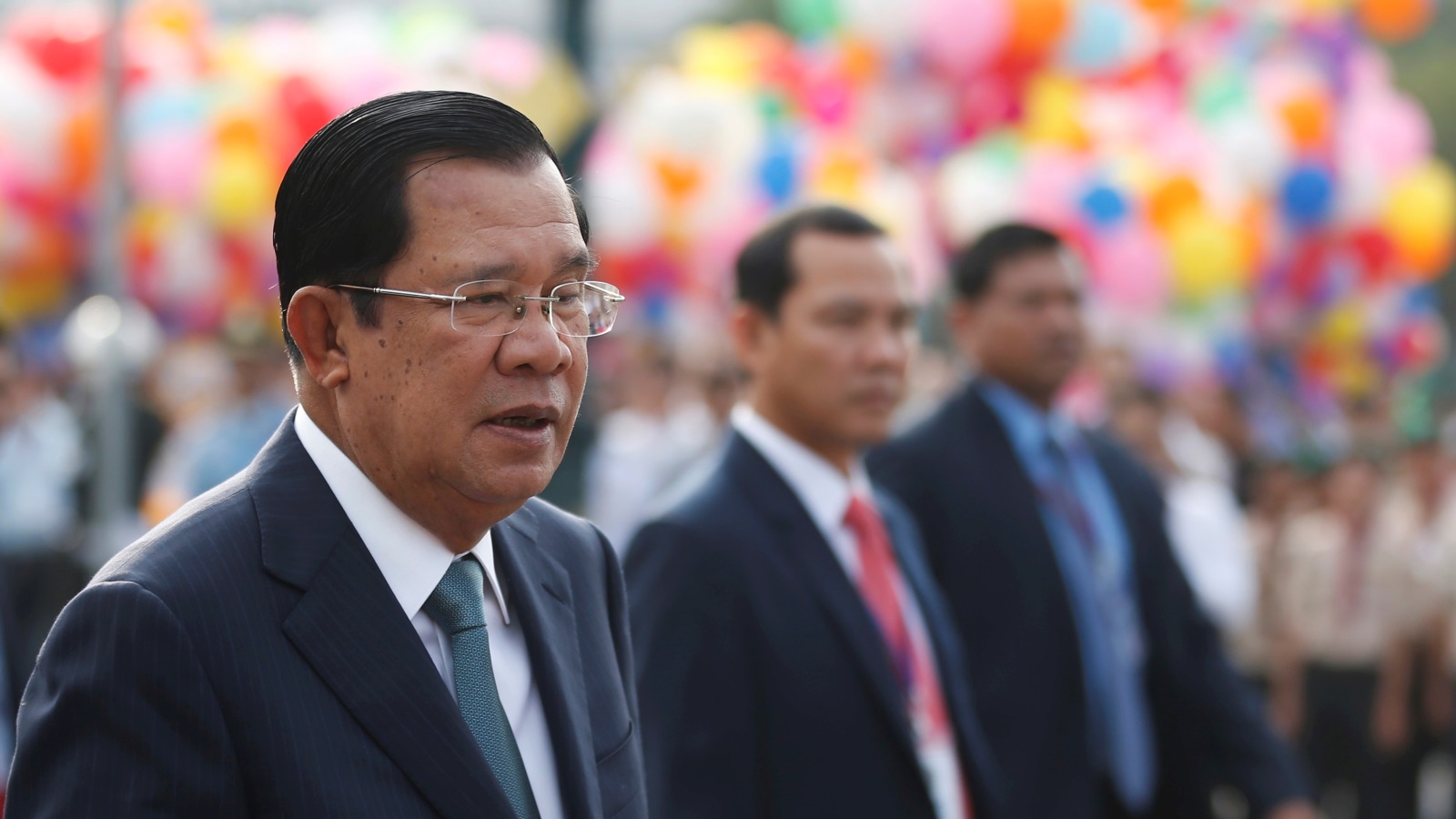 ‪رئيس الوزراء الكمبودي هون سين أثناء احتفالات بلاده بذكرى الاستقلال قبل أيام‬ (رويترز)