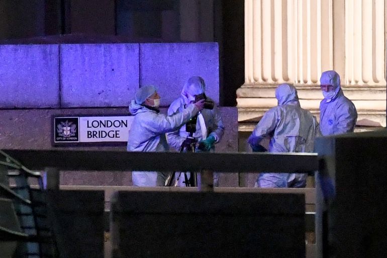 epaselect epa08033658 Forensics examine the crime scene at the London bridge in London, Britain, 29 November 2019. According to reports, several people have been injured and a male suspect has been shot dead by police at a scene after a stabbing at London Bridge. The incident has been declared as a terror incident by the Police. EPA-EFE/FACUNDO ARRIZABALAGA