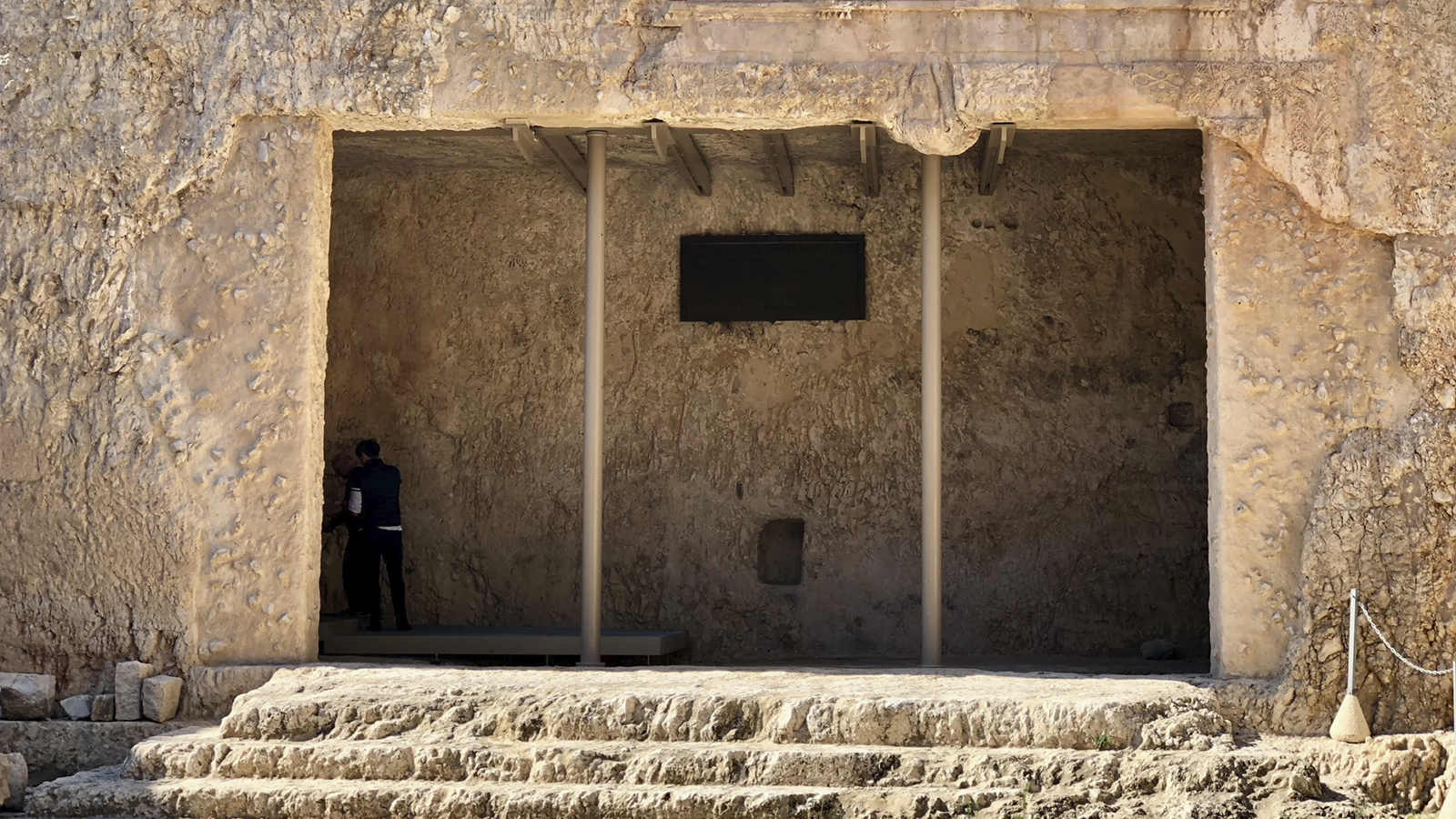‪واجهة مدخل القبور كانت تقوم على أربعة أعمدة حجرية وتعلوها أهرامات تهدمت لاحقا‬ (الجزيرة نت)