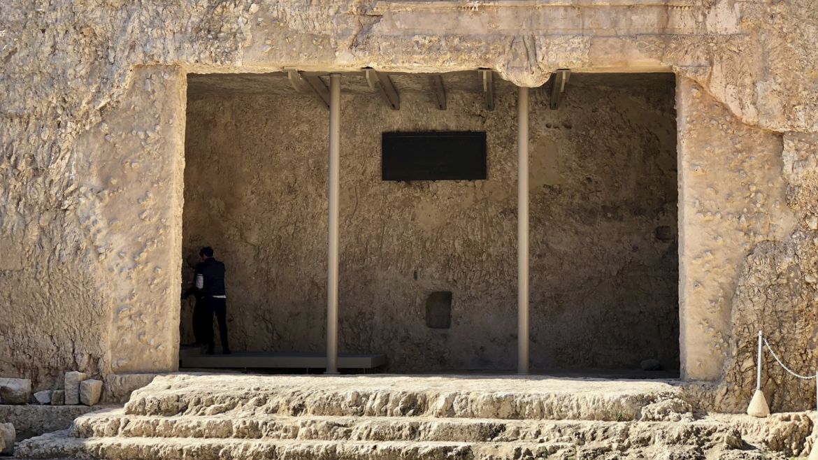 القدس قبور السلاطين-واجهة مدخل القبور التي كانت قائمة على أربعة أعمدة حجرية وتعلوها أهرامات تهدمت لاحقا-تصوير جمان أبوعرفة-الجزيرة نت-31-10-2019.JPG
