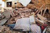 انهيار أحد المنازل في قرية فارانكش الإيرانية (رويترز)