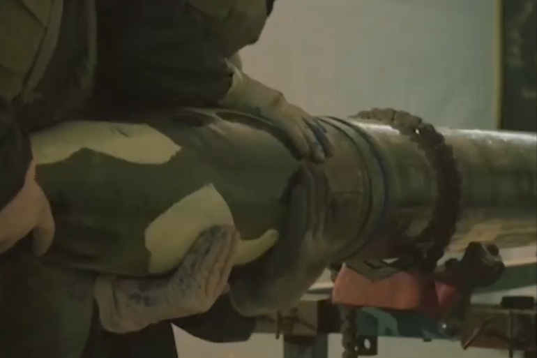 لقطة من فيديو نشرته سرايا القدس في موقعها الإلكتروني تظهر تركيب الرأس المتفجر للصاروخ "براق 120"