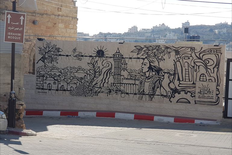 جدارية "تاريخ وحضارة" وضعت في زقاق يؤدي إلى المسجد الإبراهيمي في الخليل
