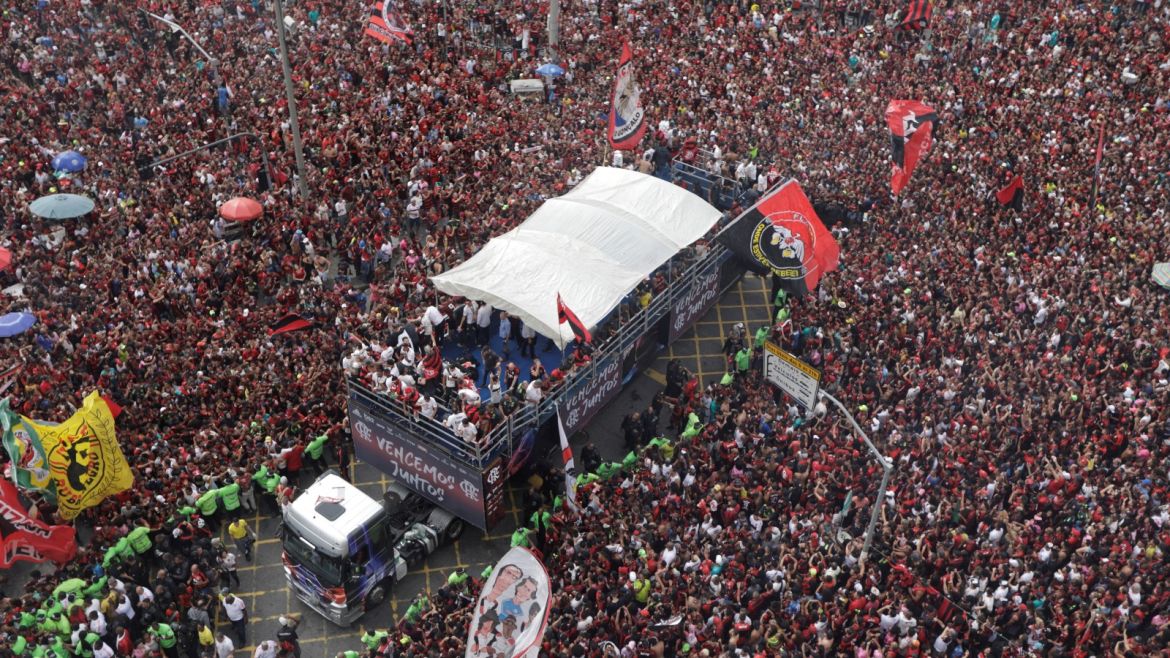 Soccer Football - Copa Libertadores - Flamengo Victory Parade - Rio de Janeiro, Brazil - November 24, 2019      Flamengo players, staff and fans during the parade     REUTERS/Ricardo Moraes