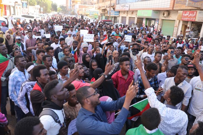 epa08035074 Sudanese people celebrate after the signing of an agreement to dissolve the former ruling National Congress Party (NCP) membership from the Registrar of the Sudanese Party Organizations, in Khartoum, Sudan, 30 November 2019. The country's