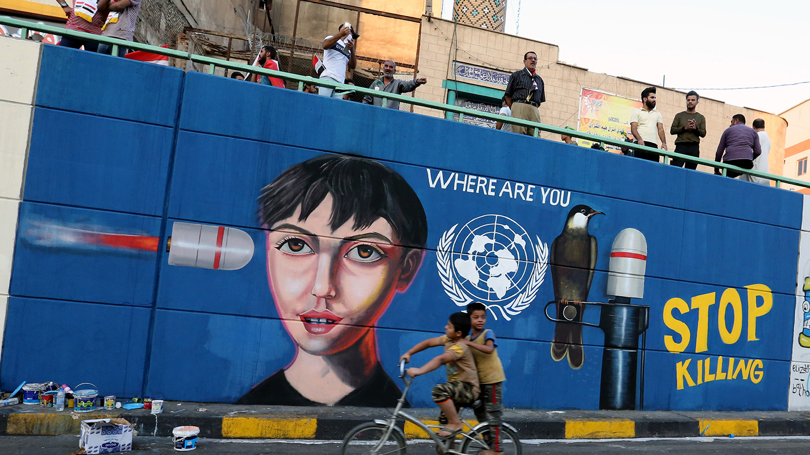 جدارية قرب ساحة التحرير تشجب سكوت الأمم المتحدة إزاء ما يحدث من قتل بحق أطفال العراق (الأوروبية)