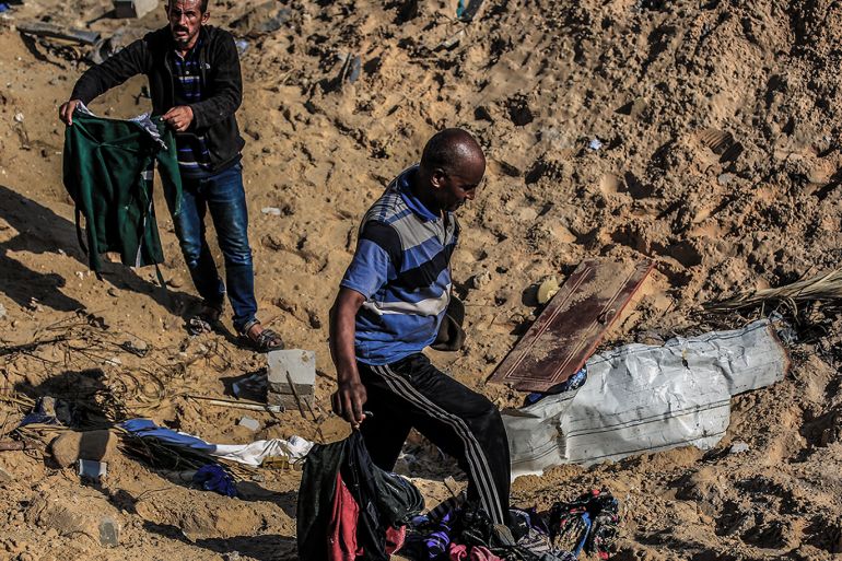 طائرات الاحتلال حولت منزلي السواركة إلى قبر جماعي اختلطت فيه الدماء والاشلاء -رائد موسى-الجزيرة نت copy.jpg