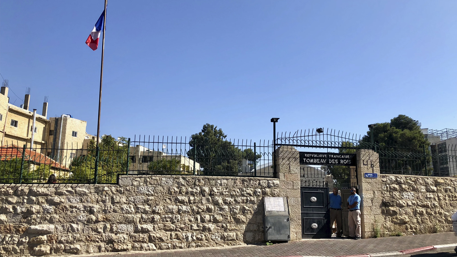 ‪مدخل مقبرة السلاطين رفع بجانبها العلم الفرنسي حيث تفتح في أوقات محددة أمام الزوار منذ نهاية الشهر الماضي‬ (الجزيرة نت)