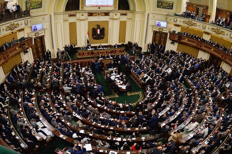البرلمان يمدد حالة الطوارئ بمصر وبرلماني مصري يطالب بإصلاحات دستورية