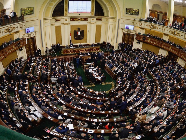 أعضاء بالبرلمان المصري طالبوا بحل جميع الأحزاب الإسلامية