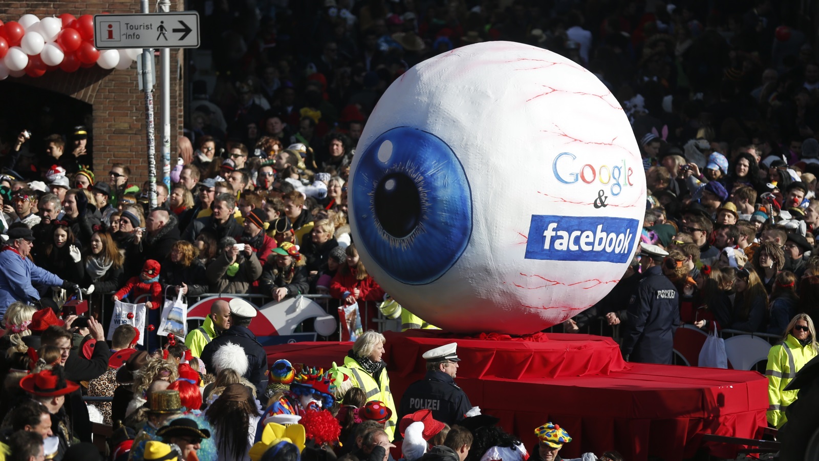 ‪(رويترز)‬ غوغل تعمل بشكل أكثر شفافية مقارنة بفيسبوك بحسب الخبراء الأمنيين