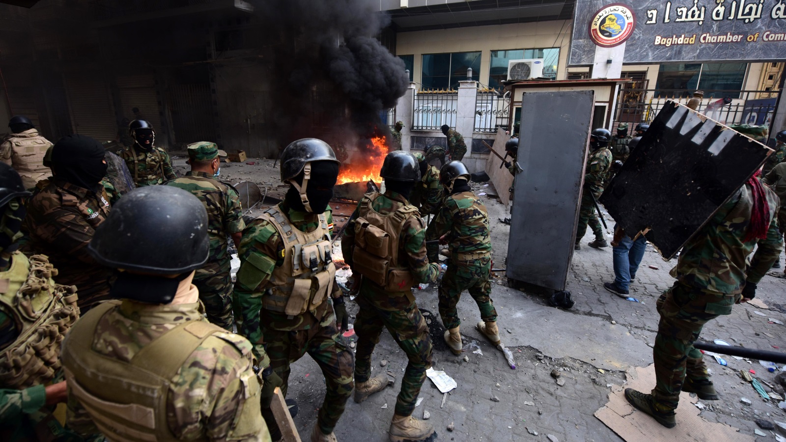 ‪عناصر من قوات الأمن العراقية أثناء مواجهتهم متظاهرين في شارع الرشيد ببغداد‬ (الأوروبية)