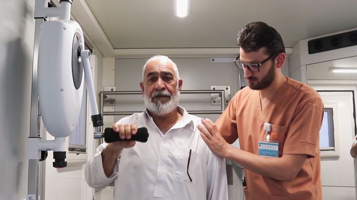 بالفيديو.. وحدة علاج طبيعي متنقلة لكبار السن في حدائق قطر