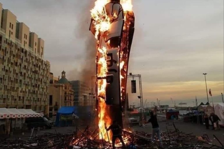 شبّ حريق في مجسم كان المحتجون المشاركون في الحراك الشعبي قد وضعوه في ساحة الشهداء في وسط العاصمة بيروت