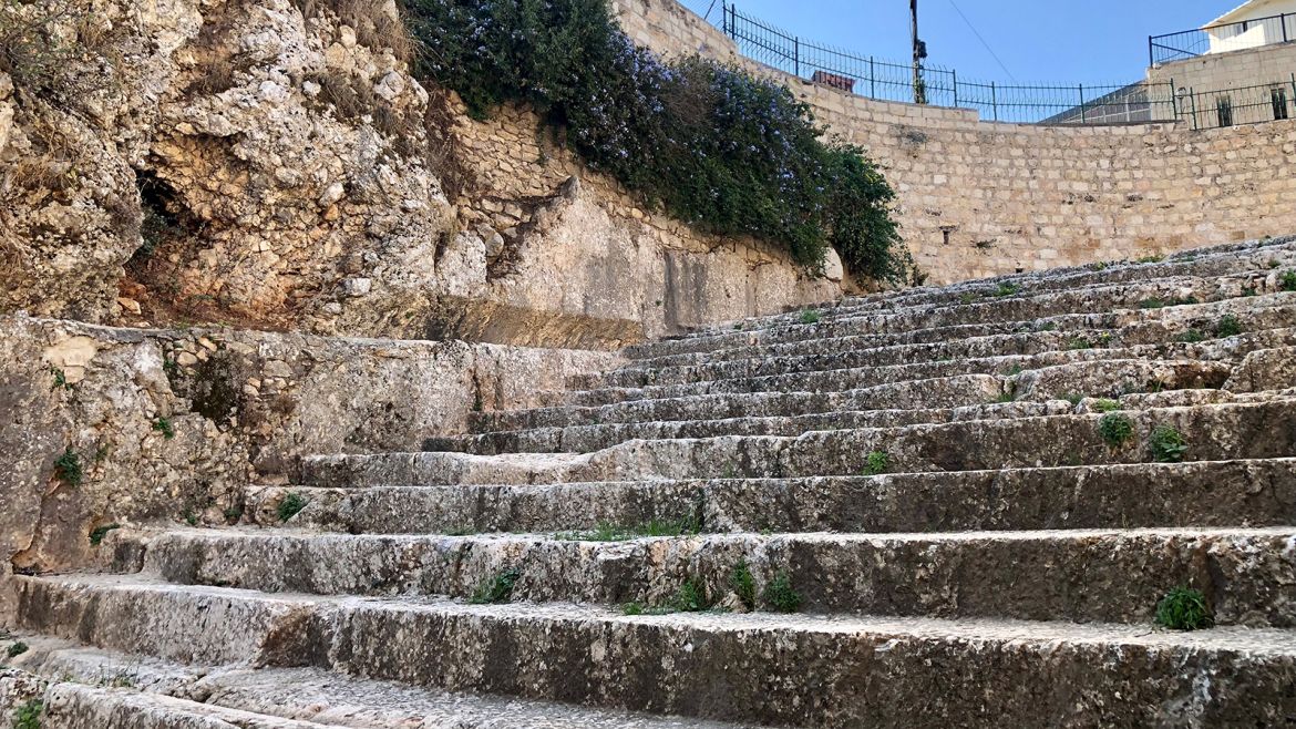 القدس-قبور السلاطين-ينزل إلى قبور السلاطين ب23 درجة حجرية تقود إلى خزانات مائية-تصوير جمان أبوعرفة-الجزيرة نت