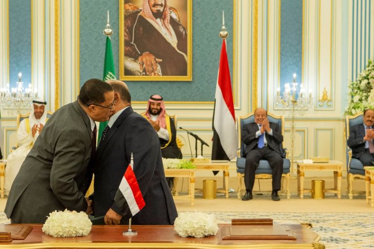 Representatives of Yemen's government and southern separatists embrace each other after signing a Saudi-brokered deal to end a power struggle in the southern port of Aden, as Abu Dhabi's Crown Prince Sheikh Mohammed bin Zayed al-Nahyan (L), Saudi Crown Prince Mohammed bin Salman (C) and Yemen's President Abd-Rabbu Mansour Hadi (R) celebrate in Riyadh, Saudi Arabia, November 5, 2019. Saudi Press Agency/Handout via REUTERS THIS IMAGE HAS BEEN SUPPLIED BY A THIRD PARTY.