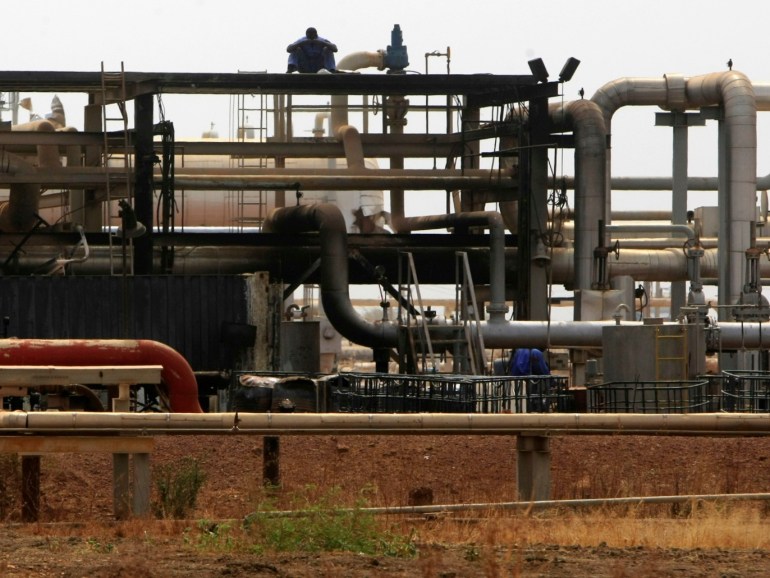 Oil engineers work before a ceremony in which oil operations at Heglig oilfield will resume in Heglig May 2 2012. REUTERS/Mohamed Nureldin Abdallah (SUDAN - Tags: ENERGY BUSINESS)