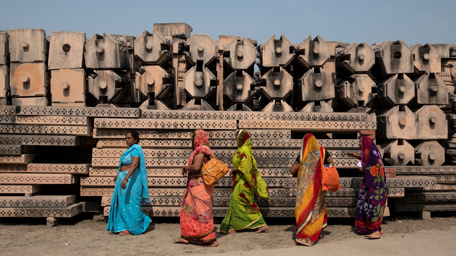 ‪الهندوس جهزوا مواد بناء معبد رام قبل صدور الحكم‬ (رويترز)