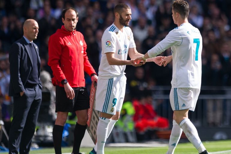 MADRID, SPAIN - APRIL 08: Cristiano Ronaldo of Real Madrid shakes hands with teammate Karim Benzema while coming off during the La Liga match between Real Madrid and Atletico Madrid at Estadio Santiago Bernabeu on April 8, 2018 in Madrid, Spain. (Photo by Denis Doyle/Getty Images)