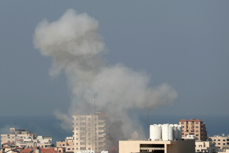 دخان يتصاعد في سماء غزة نتيجة الغارات الإسرائيلية