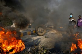 Iraqi demonstrators burn tires to block a street during ongoing anti-government protests in Najaf, Iraq November 27, 2019. REUTERS/Alaa al-Marjani